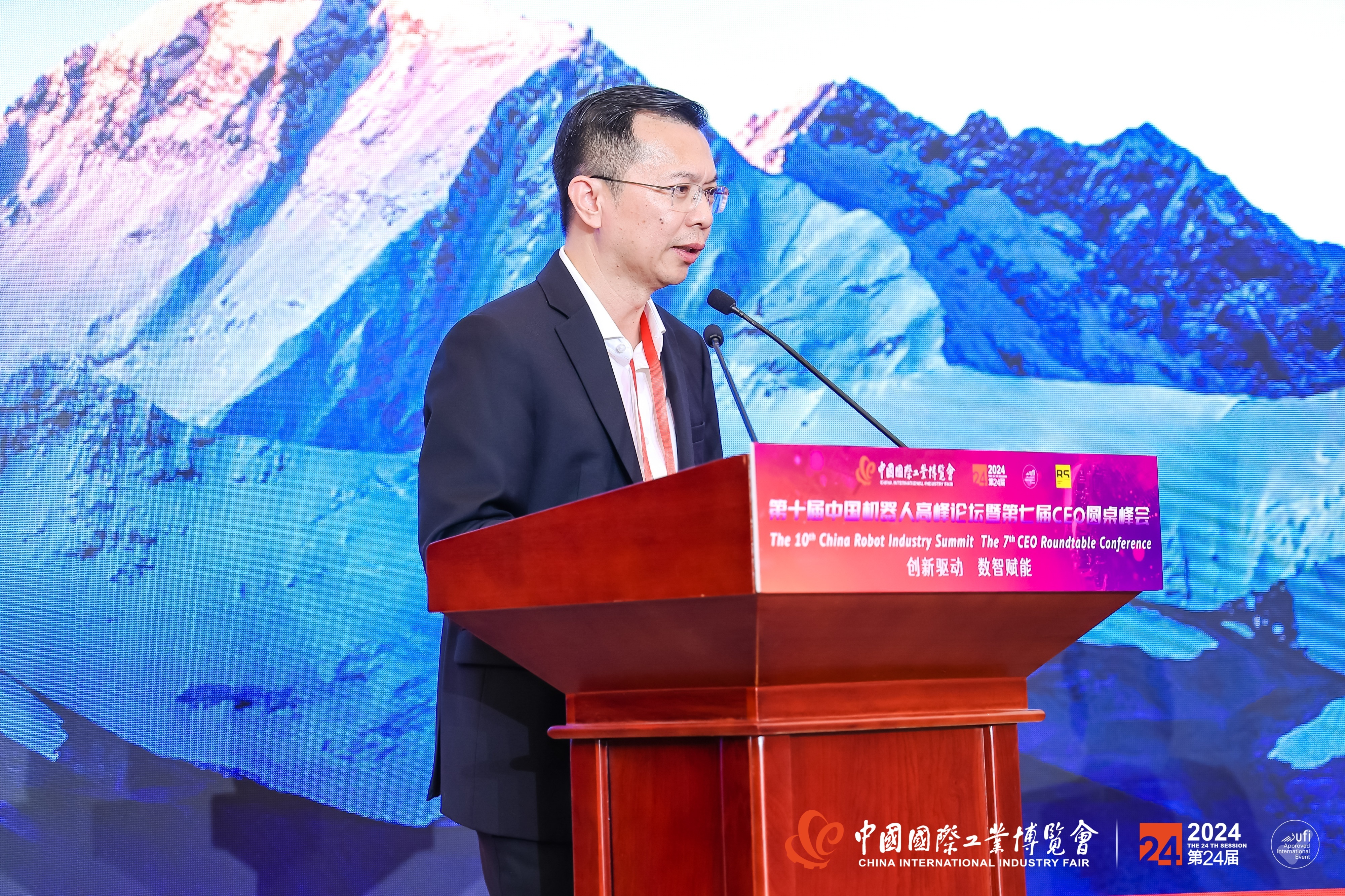 新时达出席工博会机器人高峰论坛,总裁梁锐出席CEO圆桌峰会并发表主题演讲